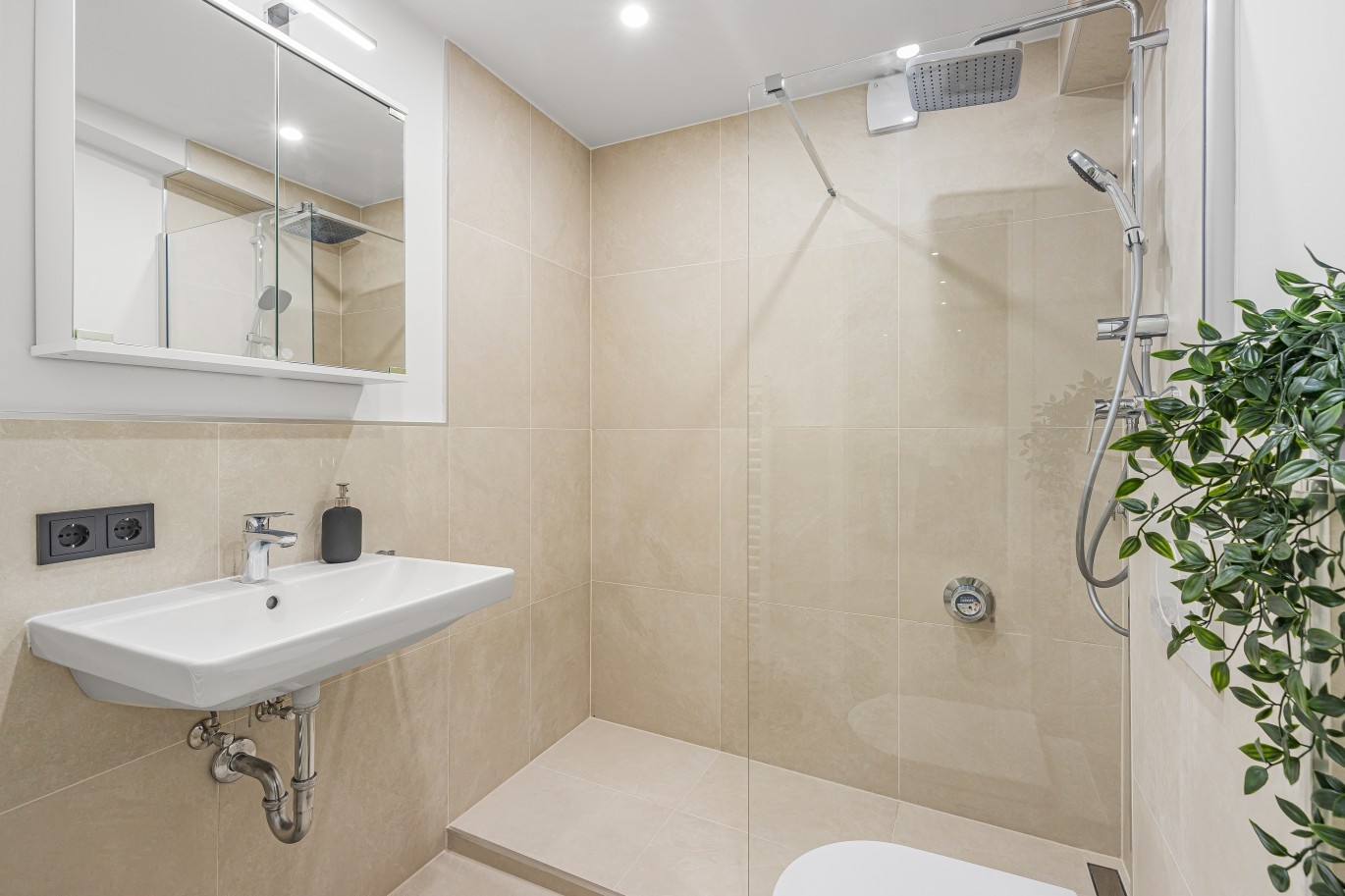 Bad mit Walk-in-Dusche in der Hof-Wohnung